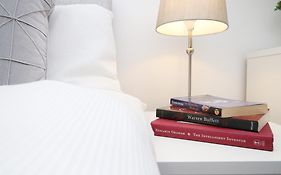 Modern Guesthouse, Fast Wi-Fi, Street Free Parking, Central, Fully Equipped
